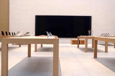 Geniş yelpazeli ürünleri olan modern perakende mağazası, Telefon, tablet ve aksesuar satış ofisi, aygıtlar ve elektronik aletler için teknik onarım ofisi, masalar ve monitörler