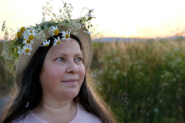 Mutlu gülümseyen kadın çiçek çelengi yeşil, güneşli çayır, çiçek tacı, yaz gündönümü, yaz dönümü geleneksel Slav töreni, cadı Litha Sabbat, putperest bayramı kutlaması