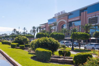 Marakeş Menara Alışveriş Merkezi 'ndeki en büyük alışveriş merkezlerinin önündeki yeşil meydan, ürünlerin perakende satış, Afrika ülkeleri, Marakeş, Fas - 9 Ocak 2024
