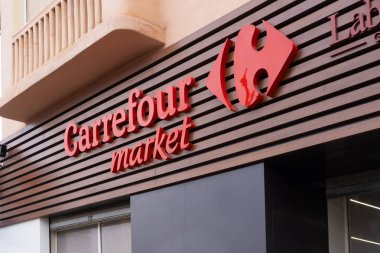 Popüler Carrefour Store, uluslararası Fransız perakende şirketi Carrefour Group, Afrika ülkeleri, Marakeş, Fas 'ta çok uluslu toptancılık şirketi - 9 Ocak 2024