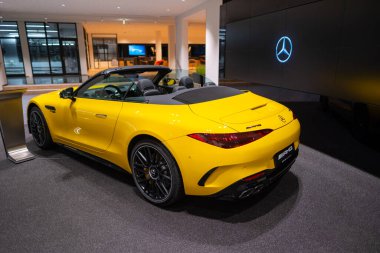güçlü sarı Mercedes-AMG SL 63 Roadster yarış arabası sergilenen otomotiv performansı, Alman mühendisliği, otomotiv performansı, Wiesbaden, Almanya - 25 Ocak 2024