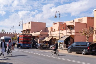 Yerel halk, Marakeş, Fas 'ta 7 Ocak 2024' te labirent sokakları, renkli kıyafetler ve canlı sohbetli resimlerle büyüleyici otantik Afrika kentsel yaşamında geziniyor.