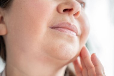 Çift çene, olgun kadın 50 yaşında, insan boynu, yan görüş, cilt kırışıklıkları, yüz gerdirme, yaşla ilgili deri değişiklikleri, estetik enjeksiyon kozmetolojisi, bakım yaşlanmayı önleyici prosedürler.