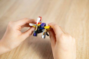 Oğlan transformatör robotla yaratıldı ve manipüle edildi, çocuk renkli plastik parçalarla oynandı, ekipman üretildi, yaratıcılık geliştirildi, motor beceriler geliştirildi.