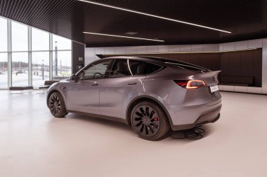 Gigafactory Berlin-Brandenburg imalatında Quicksilver TESLA Model Y araba performansı, Amerikan otomotiv endüstrisi, Avrupa 'daki ilk Tesla üretim sahası, Berlin, Almanya - 19 Şubat 2024