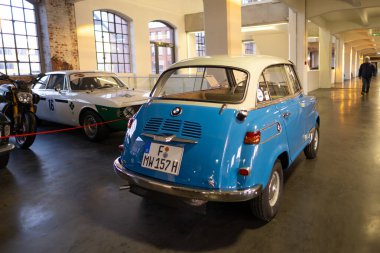 mavi vintage BMW Isetta 300, retro Alman arabası 1959, Oldtimer araba koleksiyonu, nostalji ve otomotiv tarihi çağrıştırıyor, Frankfurt, Almanya - 16 Aralık 2023