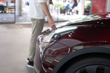 Stüdyoda vişne kırmızısı Y modeli, galeride elektrikli araç, li-ion 4680 pil, alternatif enerji geliştirme konsepti, Elon Musk şirketi, Frankfurt, Almanya - 2 Eylül 2023