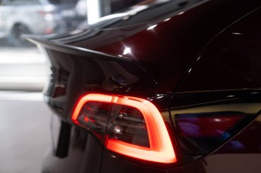 Tesla araba modeli Y in kiraz kırmızısı Studio, elektrikli araç showroom, alternatif enerji geliştirme konsepti, marka Elon Musk şirketi, Almanya - 2 Eylül 2023