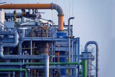 Frankfurt, Almanya 'daki modern kimya fabrikası, bacadan çıkan buharlı fabrika, kimyasal sanayinin karmaşıklığı, küresel ısınma, üretim ve yenilik küresel ekonomiyi yürütüyor
