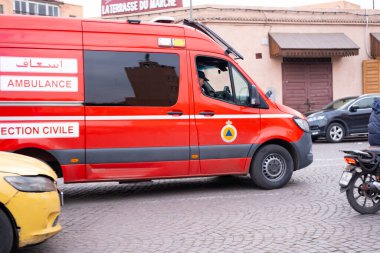 Marakeş sokaklarında ambulans arabası, Marakeş 'te kamu güvenliği, kamu hizmeti, hukuk ve düzen halkımızı güvende tutuyor, Marakeş, Fas - 7 Ocak 2024