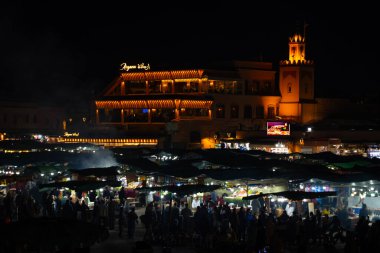 Marakeş 'teki Jamaa el Fna Meydanı, El-Koutoubia Camii, gelenek ve eski Fas gelenekleri, yaşam ve kültürel zenginlik ile dolu, Marakeş, Fas - 7 Ocak 2024