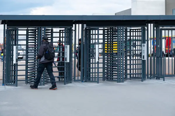 Man Passerar Checkpoint Tesla Gigafactory Berlin Brandenburg Tillverkningsanläggning Industriell Arbetskraft — Stockfoto