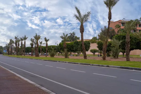 Lalu Lintas Mobil Dan Sepeda Motor Jalan Raya Afrika Marrakech — Stok Foto
