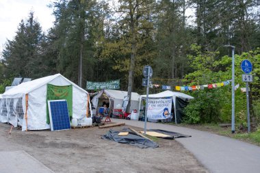 Çevresel direniş, protesto kampı Tesla Gigafactory Berlin-Brandenburg, Otomotiv endüstrisi imalatı, Berlin, Almanya - 26 Nisan 2024