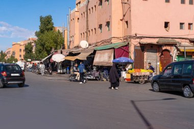 Otomobil ve motosiklet trafik yolları Afrika şehri Marakeş, Kentsel ulaşım, modern ulaşım ve antik mimari, günlük yaşam, Marakeş, Fas - 7 Ocak 2024