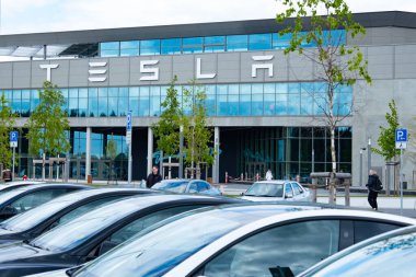 Gigafactory Berlin-Brandenburg önündeki birçok Tesla elektrikli otomobili, Avrupa 'daki otomotiv endüstrisi, sürdürülebilir ve verimli tesis, Berlin, Almanya - 26 Nisan 2024