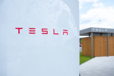 Tesla-Supercharger v4 Lounge Gigafactory Berlin-Brandenburg Avrupa, Çevre koruma, sürdürülebilir ve verimli bir tesis henüz Berlin, Almanya - 26 Nisan 2024