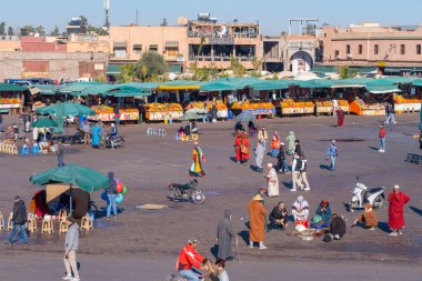 Marakeş 'teki Jamaa el Fna Meydanı, gelenek ve eski gelenekler Fas, UNESCO Dünya Mirası Alanı, yaşam ve kültürel zenginlik, Marakeş, Fas - 7 Ocak 2024