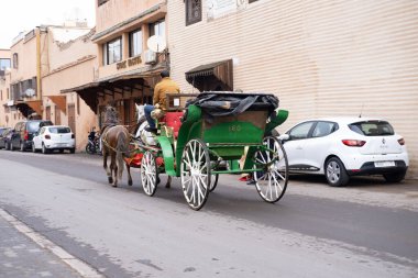 Turistler ve yerliler, canlı Marakeş, otantik ve hayat dolu şehir hayatı olan Fas, Marakeş, Fas - 3 Ocak 2024