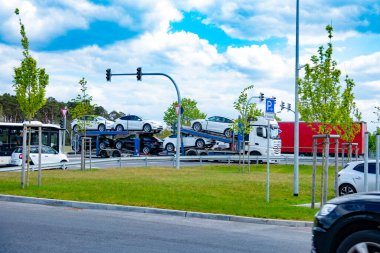 Yarı kamyon taşımacılığı verimli bir şekilde üretim yapan Gigafactory Berlin-Brandenburg otoyolu, lojistik ve dağıtım hizmetlerinden Tesla arabalarını taşır.
