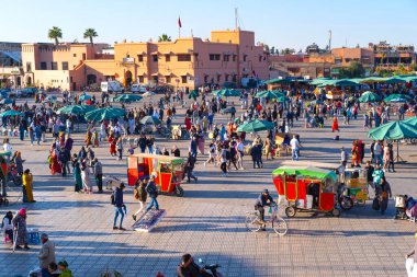 Marakeş 'teki Jamaa el Fna Meydanı, gelenek ve eski gelenekler Fas, UNESCO Dünya Mirası Alanı, yaşam ve kültürel zenginlik, Marakeş, Fas - 7 Ocak 2024