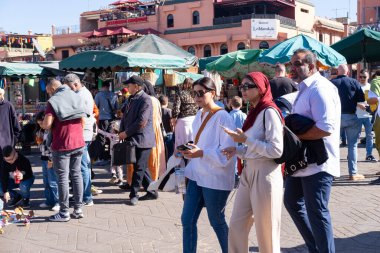 Antik Marakeş şehrinde turistler, Jamaa el Fna Meydanı, gelenek Fas, yaşam ve kültürel zenginlik, Marakeş, Fas - 7 Ocak 2024