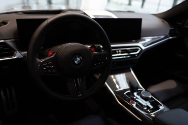 siyah iç BMW M2 tüm elektrikli araba, yakın çekim direksiyon, kontrol paneli, dijital gösterge kümesi, otomotiv endüstrisi, Frankfurt, Almanya - 4 Mart 2024