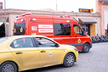 Marakeş sokaklarında ambulans arabası, Marakeş 'te kamu güvenliği, kamu hizmeti, hukuk ve düzen halkımızı güvende tutuyor, Marakeş, Fas - 7 Ocak 2024