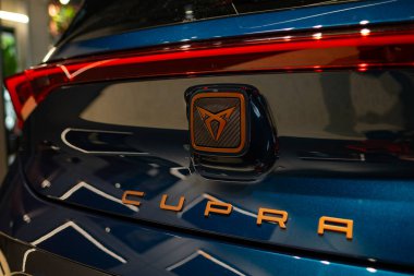 Yeni tam teşekküllü mavi CUPRA doğumlu, İspanyol muadili VW ID.3 parlak gövdeli, dinamik ve sürdürülebilir yenilik, e-yükseltici işlevsellik Berlin, Almanya - 24 Nisan 2024