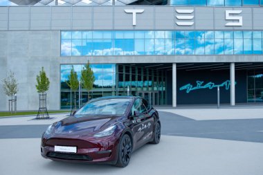 Vişne kırmızısı Tesla model elektrikli araba Gigafactory Berlin-Brandenburg, Avrupa otomotiv endüstrisi, sürdürülebilir ve verimli tesis, Berlin, Almanya - 26 Nisan 2024
