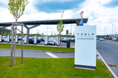 Tesla-Supercharger v4 Lounge Gigafactory Berlin-Brandenburg Avrupa, Çevre koruma, sürdürülebilir ve verimli bir tesis henüz Berlin, Almanya - 26 Nisan 2024