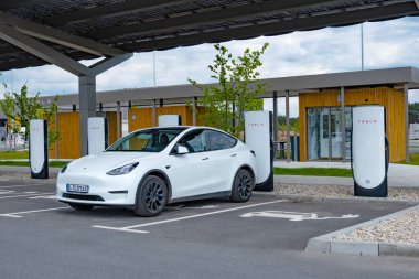 Model y Tesla-Supercharger v4 Lounge Gigafactory Berlin-Brandenburg, Çevresel koruma, sürdürülebilir ve verimli bir tesis Berlin, Almanya - 26 Nisan 2024