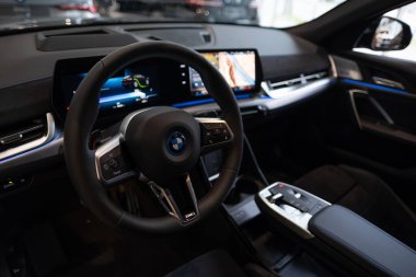 Kapalı siyah direksiyon, araç paneli, gösterge paneli, dijital gösterge kümesi, iç elektrik BMW iX2 çapraz geçişi, otomotiv endüstrisi, Sürdürülebilir Ulaşım, Frankfurt - 22 Ocak 2024