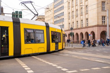 Berlin 'de şehir caddesinden geçen sarı tramvay Flexity Berlin, seyahat, turizm ve şehir molaları, çevre dostu toplu taşıma sistemi, Berlin, Almanya - 18 Şubat 2024