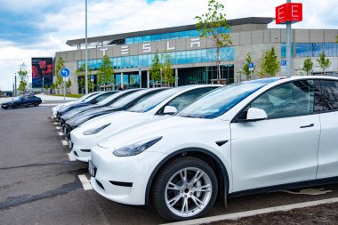 Gigafactory Berlin-Brandenburg önündeki birçok Tesla elektrikli otomobili, Avrupa 'daki otomotiv endüstrisi, sürdürülebilir ve verimli tesis, Berlin, Almanya - 26 Nisan 2024