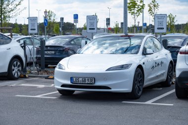Tesla model elektrikli araba, ücretsiz şarj istasyonu, Tesla-Supercharger v4 Lounge, Avrupa 'da Power Charger ev, teknoloji ve yenilik, Berlin, Almanya - 26 Nisan 2024