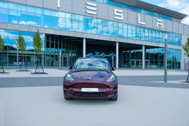 Vişne kırmızısı Tesla model elektrikli araba Gigafactory Berlin-Brandenburg, Avrupa otomotiv endüstrisi, sürdürülebilir ve verimli tesis, Berlin, Almanya - 26 Nisan 2024