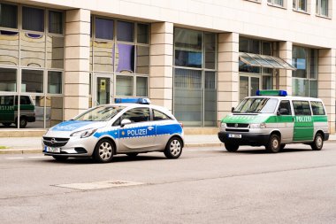 Berlin 'de İngiliz Konsolosluğu yakınlarına park etmiş polis arabaları, sembol kanun ve nizam, ulusal güvenliğin korunmasında uluslararası işbirliği, Berlin, Almanya - 18 Şubat 2024