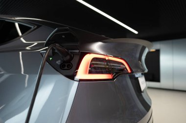 Gigafactory Berlin-Brandenburg imalatında Quicksilver TESLA Model Y performansı, Tesla tarafından SUV, Avrupa 'da EV, Çevresel sürdürülebilirlik, Berlin, Almanya - 26 Nisan 2024