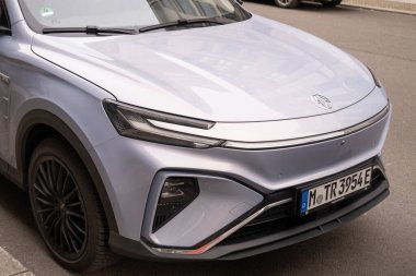 Modern gümüş renkli MG Marvel R Electric, Motor UK Limited Nanjing, EV kentsel çevre, sürdürülebilir geliştirme otomotiv endüstrisi, sürdürülebilir ulaşım, Berlin, Almanya - 18 Şubat 2024