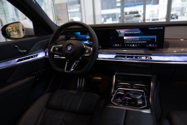 siyah iç mekan, direksiyon, merkez konsol bmw 7er Limousine G70, lüks güçlü bmw i7 all-elektrik sedan, otomotiv endüstrisinde gelişmiş teknoloji, Frankfurt, Almanya - 4 Mart 2024