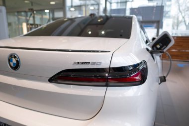 beyaz bmw 7er Limuzin G70, lüks bmw i7 elektrikli sedan, dikiz görüşlü elektrikli araçlar, Eco-Friendly gelişmiş teknoloji otomotiv endüstrisi, Frankfurt, Almanya - 4 Mart 2024