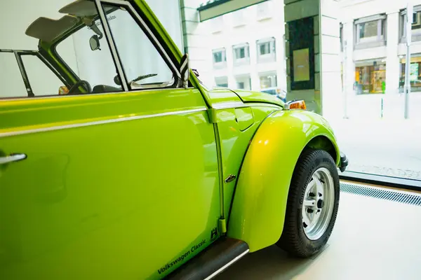 Klassieke Groene Oldtimer Volkswagen Beetle Cabriolet Nostalgie Voor Auto Display Rechtenvrije Stockfoto's