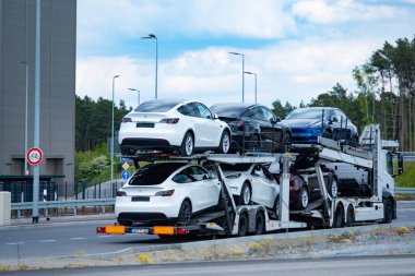 Yarı kamyon, Gigafactory Berlin-Brandenburg üretim tesisi, sürdürülebilirlik ulaşımı, Berlin, Almanya - 26 Nisan 2024