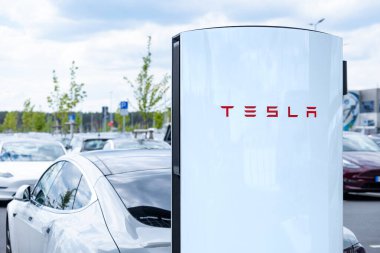 Ücretsiz şarj istasyonu, Tesla-Supercharger v4 Lounge, Avrupa 'daki Power Charger ev, alternatif enerji, teknoloji ve yenilik, Berlin, Almanya - 26 Nisan 2024