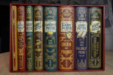 Harry Potter hakkında JK Rowling 'in renkli kitap koleksiyonu kitapları, özellikle hayranları, çocuk edebiyatı ve fantazisi Frankfurt - 22 Aralık 2023