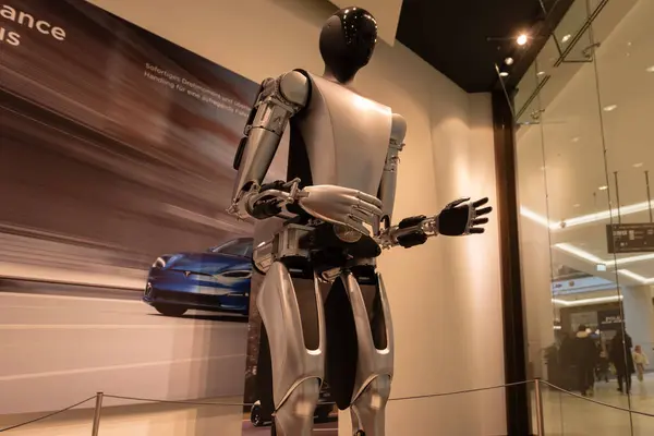 Tesla tarafından tasarlanan, gelecekçi insansı robot Tesla Bot Optimus, modern ve gösterişli bir ortamda, gelişmiş robot teknolojisi, mühendislik, Berlin, Almanya - 17 Şubat 2024