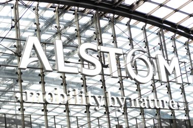Alstom Logo Şirketi, tren istasyonundaki kemerli metal kasa, Fransız mühendislik şirketi, üretim demiryolu taşımacılığında dünya lideri, markalaşma ve reklamcılık, Berlin, Almanya - 19 Şubat 2024