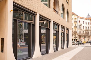 BERLIN 'deki modern ve stil sahibi CUPRA Şehir Garajı, CUPRA markasının parlak tasarımı ve yenilikçi teknolojisi, şirketin şehir sürüşü ve bağlantıları üzerine odaklanmasını yansıtıyor, Berlin, Almanya - 18 Şubat 2024