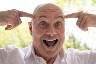 Gözlerindeki pırıltıyı gören, hayatın basit zevklerini kucaklayan, neşeli, son sınıf öğrencisi, sıcaklığı ve bulaşıcı kahkahaları saçan biri.